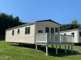 Luxury 2 Bedroom Caravan LG13, Shanklin, Isle of Wight，位于尚克林的豪华帐篷营地