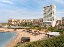 Resort Hadera by Jacob Hotels，位于哈德拉的带停车场的酒店