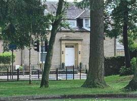 Allerton - Victorian Character Home in Stirling，位于斯特灵BMI国王公园医院附近的酒店