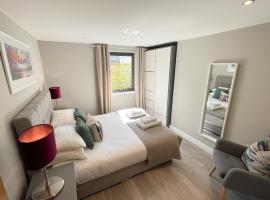 Urban Living's - The Wesley Beautiful City Centre Apartment with Balcony，位于牛津的酒店