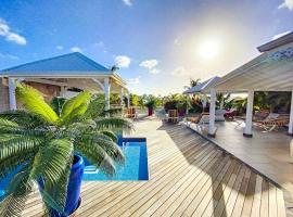 Villa Marie, swimming pool, beach, pontoon and jacuzzi, all private，位于Baie Nettle的海滩短租房