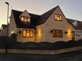 Luxurious 4 bedroom home in the heart of the Cotswolds with Hot Tub!，位于斯托昂泽沃尔德的酒店