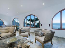 Sea front house with astounding views.，位于班亚布法的度假屋