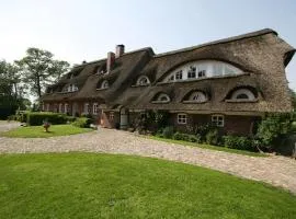 Erlenhof-Steinau-Fachwerkhaus-mit-Reetdach