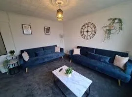 6 bed, sleeps 8, 1 Mile from New Cross Hospital, 10 mins from M6 Jct 10 & M54 Jct 1