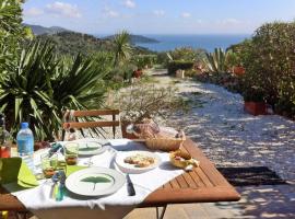 Pretty Tiny House with sea view, Le Lavandou，位于勒拉旺杜的小屋