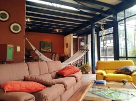 Casa del Aguacate Cumbaya - Tumbaco，位于Cumbayá的酒店