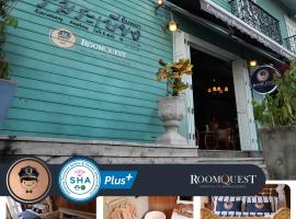 RoomQuest Rimrabeang at Amphawa，位于安帕瓦安帕瓦-差帕坦纳努拉保护工程附近的酒店