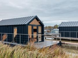 Tattenhall Marina Floating Pods，位于Hargrave比斯顿城堡附近的酒店