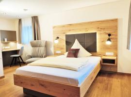 Hotel Restaurant Zur Linde，位于Erbach的带停车场的酒店