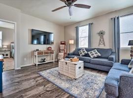 Dreamy Windsor Home with Grill about 3 Miles to Lake!，位于温莎的酒店