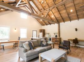 Farmhouse Suites by Amish Country Lodging，位于米勒斯堡的酒店