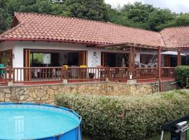 El Paraiso, Casa Campestre en Condominio, WiFi-Teletrabajo, Villeta，位于比列塔的酒店