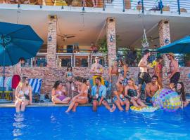 Viajero Sayulita Hostel，位于萨尤利塔的带泳池的酒店