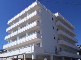 Nuovo HOTEL SETTIBI 20m dalla spiaggia，位于朱利亚诺瓦的酒店