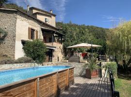 Modern holiday home with swimming pool，位于Saint-Fortunat-sur-Eyrieux的度假屋