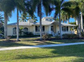 Windemere on Marco Island. 4 BR waterfront home，位于马可岛的别墅