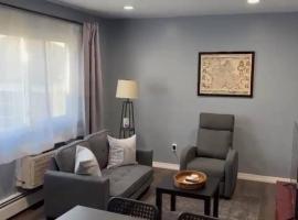 Your cozy comfy rental，位于Cedar Manor欧松公园-莱弗茨大道站附近的酒店