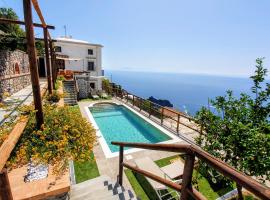 Villa Sunrise. Pool and seaview in Amalfi Coast，位于康加德马里尼的低价酒店