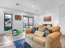 NEW! Vibrant Large Studio Dwntwn 18 Mins to NYC，位于纽瓦克的酒店