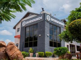 Boruundi Private Lodge & Campsite，位于Bokaa的带停车场的酒店