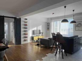 Modern 2-bedroom apartment in new residence，位于克拉约瓦的酒店