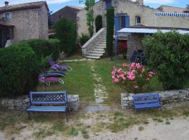 Gîte de caractère au pied du Mont Ventoux avec piscine couverte，位于萨路特德沃克吕兹的度假屋