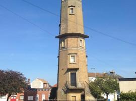 Old Lighthouse View penthouse，位于哈里奇的酒店