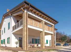 Gorgeous Apartment In Valnogaredo Pd，位于Boccon的酒店