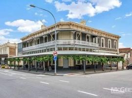 Royal Arms Hotel，位于Port Adelaide的酒店