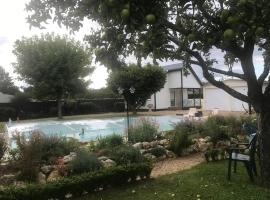 Chalet "Belle-Etoile" Touraine Anjou avec piscine，位于库尔塞勒德图赖讷的带停车场的酒店