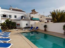 Luxury 5 Bed House private pool and Sea View Nerja，位于内尔哈的酒店