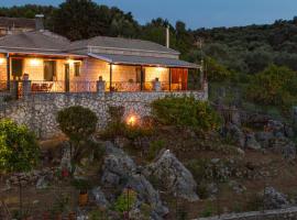 Konstas Stone Island House in Meganisi，位于梅加尼西岛帕帕尼克里斯洞穴附近的酒店