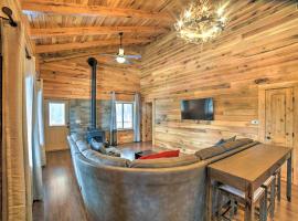 Woodsy Mountain Cabin 2 Mi to Angel Fire Resort!，位于天使之火的酒店