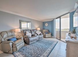 Remarkable Hudson Condo with Coastal Views!，位于哈得逊的酒店
