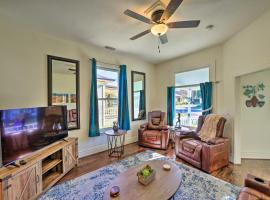 Riverside House with Yard about 1 Mi to Downtown!，位于里弗赛德的酒店