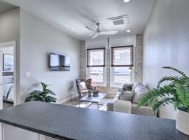 Inviting San Marcos Apartment with Washer and Dryer，位于圣马科斯的酒店