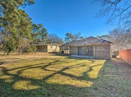 Family Home about 5 Mi to Downtown Little Rock!，位于小石城的酒店