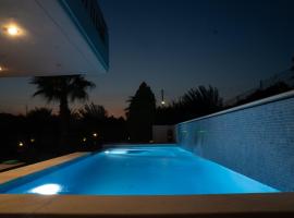 Luxury heated pool Villa，位于拉格尼西的度假屋