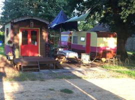 La Roulotte CHAINOUX，位于Bains-sur-Oust的酒店