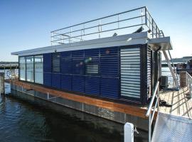Houseboat in Ribnitz near Baltic Sea，位于里布尼茨达姆加滕的酒店