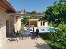 Villa spacieuse 4 chambres Gîte les manoques，位于普赖萨克的酒店