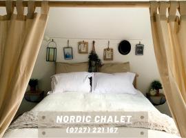 Nordic Chalet，位于锡纳亚乔治·埃内斯库纪念馆附近的酒店