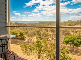 The views!Lovely apartment on acreage with magnificent views, dog friendly，位于Panton Hill的酒店
