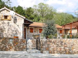 Holiday home Jucinovi Dvori, Starigrad Paklenica，位于斯塔利格拉德-帕克利尼卡的酒店