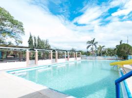 Reddoorz @ Royal Grande Beach Resort Batangas，位于八打雁的酒店