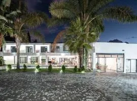 Private Modern 10 bdrm Home tucked away in Sandton