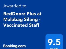 RedDoorz Plus at Malabag Silang，位于锡朗的酒店