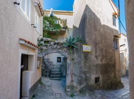 Under Ancient Roofs Vrbnik，位于瓦比尼科的酒店