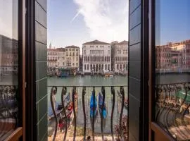 Design Apartment with Balcony on the Grand Canal R&R